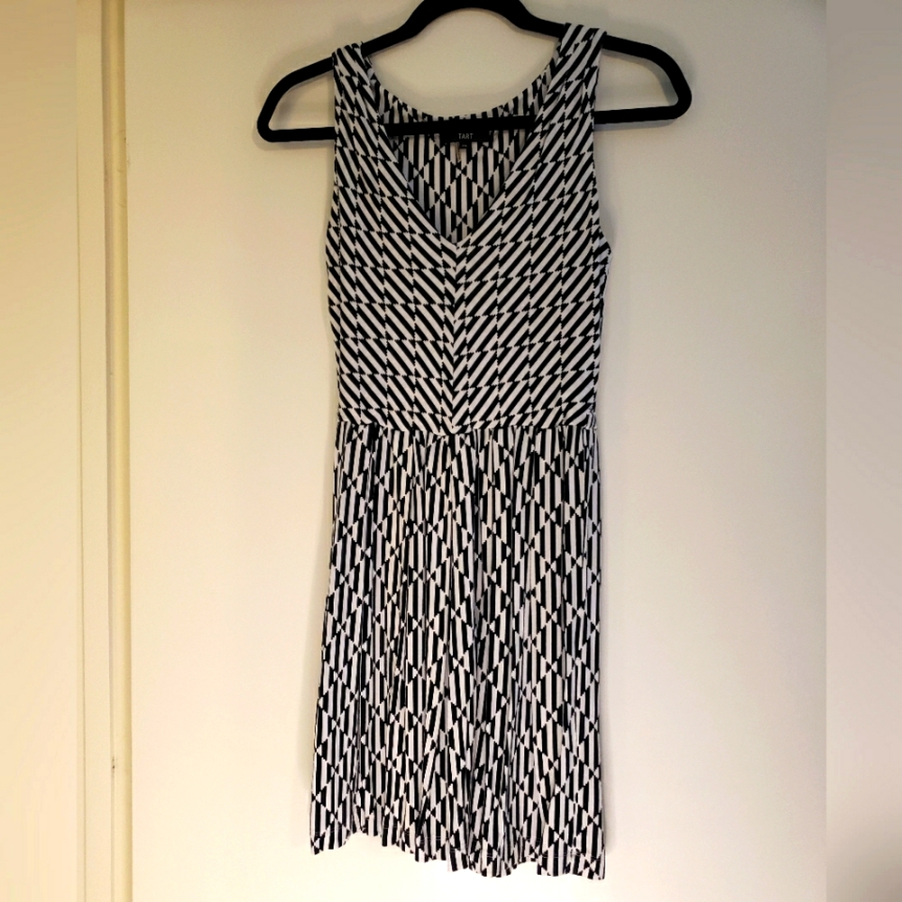 Tart Geometric V Neck Sleeveless Dress